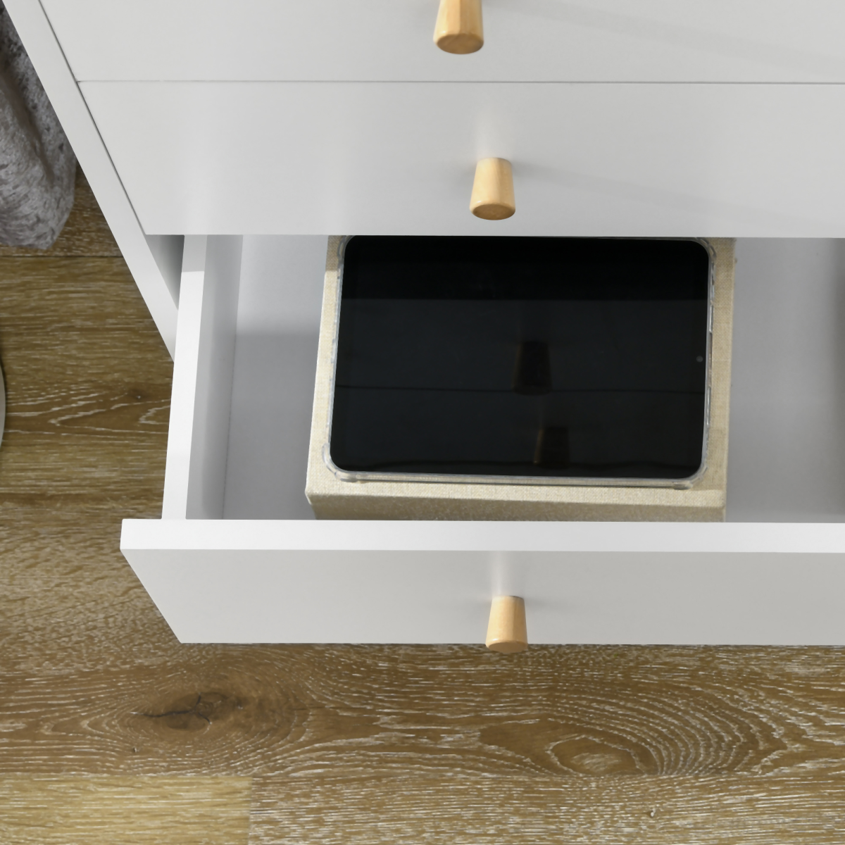 Elegant 3-Drawer Dresser - Stylish Storage Solution for Any Space