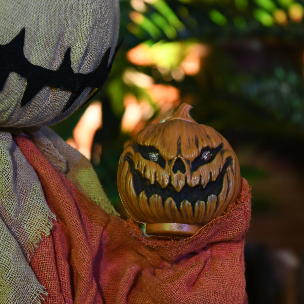 80cm Outdoor Halloween Witch Prop with Light-Up Eyes (Battery-Operated)