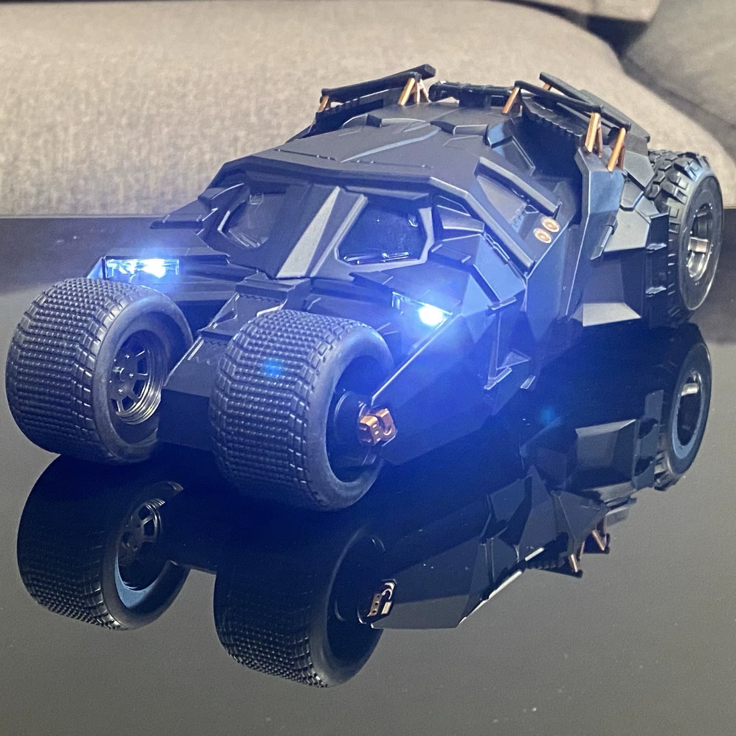 1:24 Batmobile Tumbler Alloy Die Casting Truck Model Sound & Light Start Sprayable Childrens Toys Birthday Present for Childrens