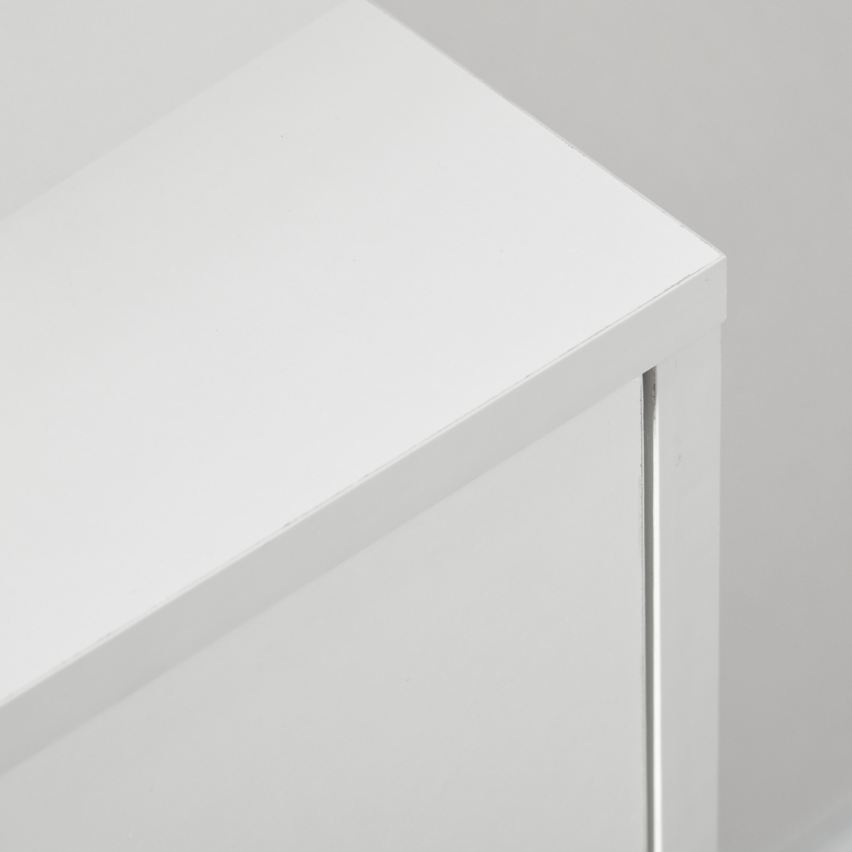 Elegant 3-Drawer Dresser - Stylish Storage Solution for Any Space