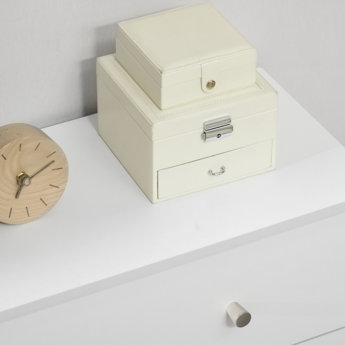 Elegant 3-Drawer Dresser - Stylish Storage Solution for Any Space