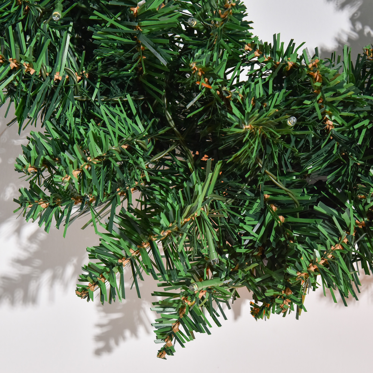 55cm Pre-Lit Christmas Wreath - 50 Warm White LEDs, Cordless Door Decor